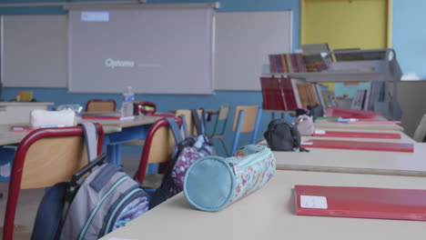 Leere-Schulklasse,-Grundschule,-Frankreich,-Nahaufnahme-Auf-Dem-Schreibtisch